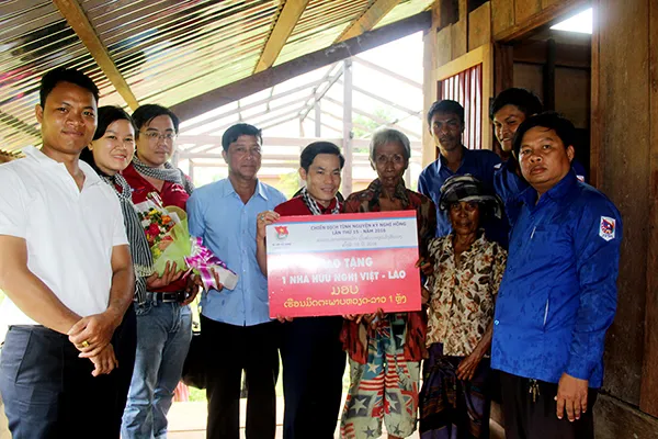 Nghĩa tình thanh niên tình nguyện trên nước bạn Lào ảnh 4